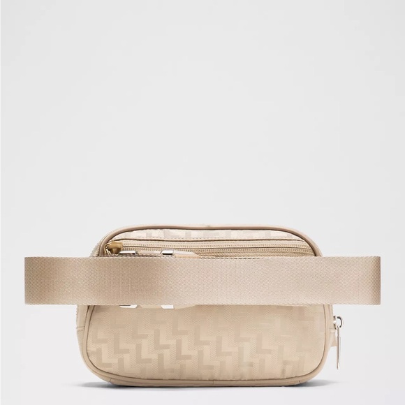 Lululemon Everywhere Belt Bag 1L Monogram Jacquard Knit Beige Brand New With Tag - Picture 3 of 6